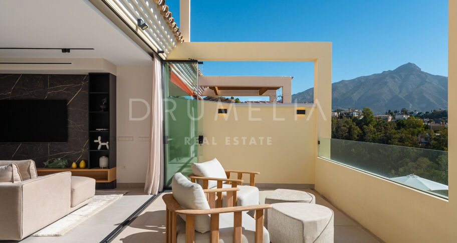 Lyxlägenhet i Nueva Andalucía med panoramautsikt över havet, bergen och sjön
