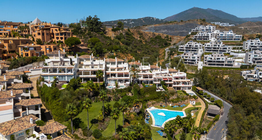 Lyxlägenhet i Nueva Andalucía med panoramautsikt över havet, bergen och sjön