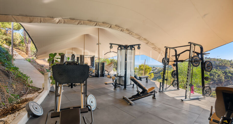 Moderne villa med panoramautsikt over hav og fjell i El Madroñal, Benahavís