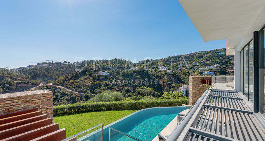 Moderne villa med panoramautsikt over hav og fjell i El Madroñal, Benahavís