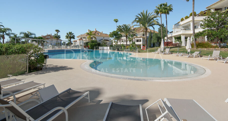 Penthouse duplex de trois chambres avec deux terrasses et vue sur la mer et la montagne à Monte Paraiso, Marbella Golden Mile