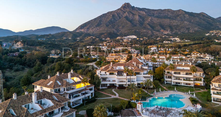 Penthouse duplex de trois chambres avec deux terrasses et vue sur la mer et la montagne à Monte Paraiso, Marbella Golden Mile
