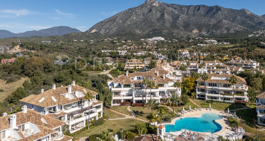 Penthouse duplex de trois chambres avec deux terrasses et vue sur la mer et la montagne à Monte Paraiso, Marbella Golden Mile