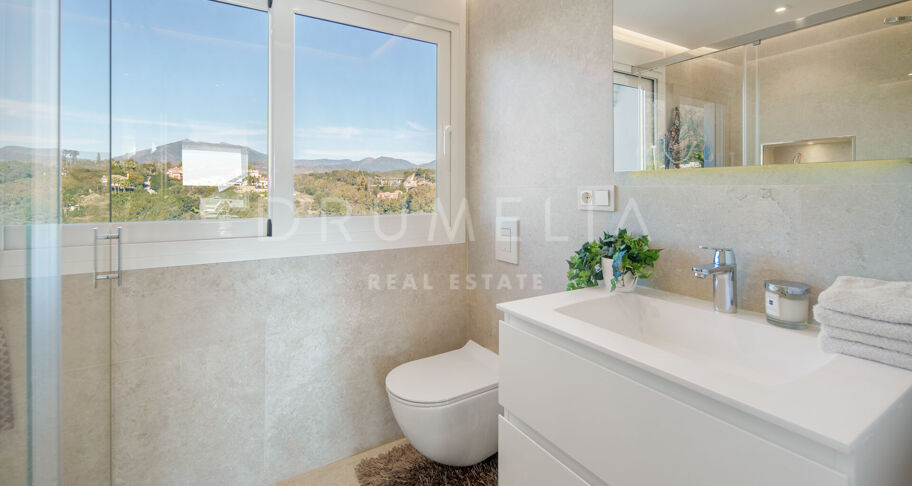 Penthouse duplex de trois chambres avec deux terrasses et vue sur la mer et la montagne à Monte Paraiso, Marbella Golden Mile