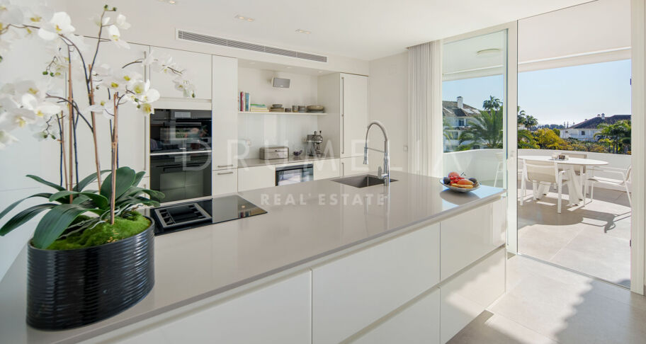 Penthouse duplex de trois chambres avec deux terrasses et vue sur la mer et la montagne à Monte Paraiso, Marbella Golden Mile
