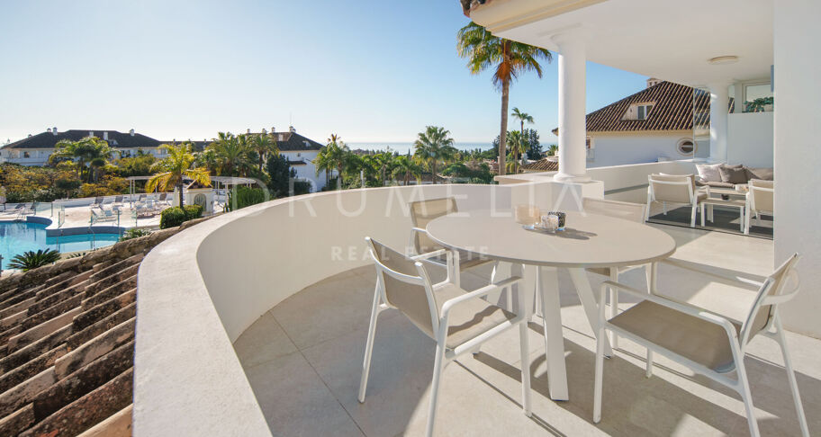 Penthouse duplex de trois chambres avec deux terrasses et vue sur la mer et la montagne à Monte Paraiso, Marbella Golden Mile