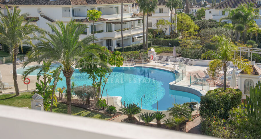 Penthouse duplex de trois chambres avec deux terrasses et vue sur la mer et la montagne à Monte Paraiso, Marbella Golden Mile