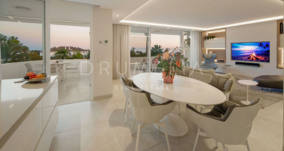 Penthouse duplex de trois chambres avec deux terrasses et vue sur la mer et la montagne à Monte Paraiso, Marbella Golden Mile