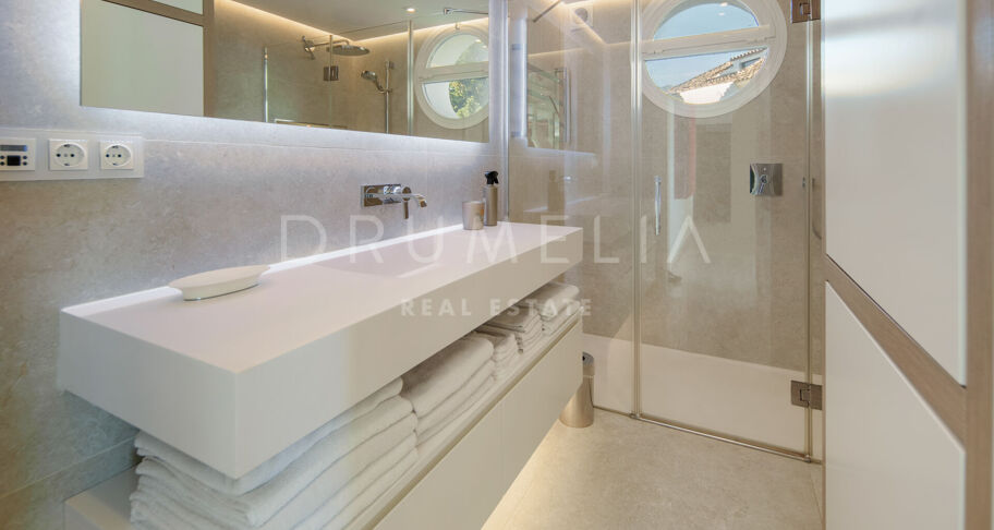 Penthouse duplex de trois chambres avec deux terrasses et vue sur la mer et la montagne à Monte Paraiso, Marbella Golden Mile