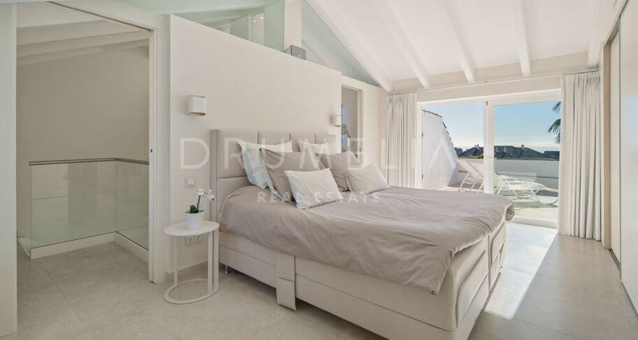 Penthouse duplex de trois chambres avec deux terrasses et vue sur la mer et la montagne à Monte Paraiso, Marbella Golden Mile