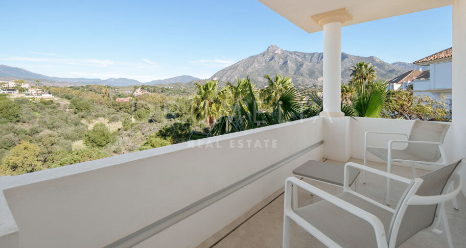Penthouse duplex de trois chambres avec deux terrasses et vue sur la mer et la montagne à Monte Paraiso, Marbella Golden Mile