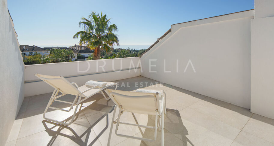 Penthouse duplex de trois chambres avec deux terrasses et vue sur la mer et la montagne à Monte Paraiso, Marbella Golden Mile