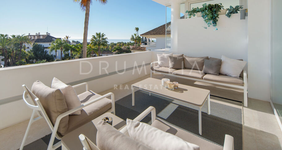 Penthouse duplex de trois chambres avec deux terrasses et vue sur la mer et la montagne à Monte Paraiso, Marbella Golden Mile