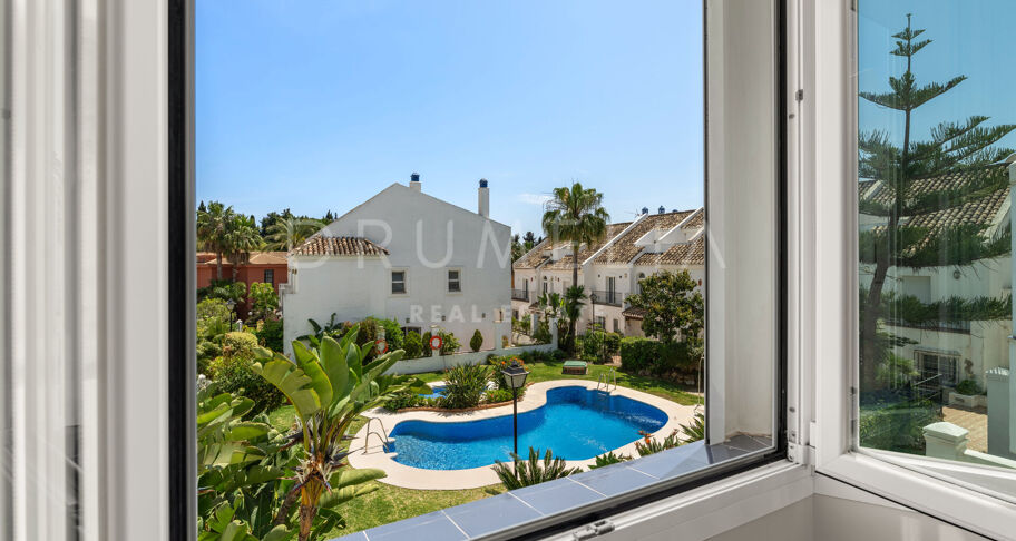 Stadthaus mit Terrasse und Garage in Golden Mile