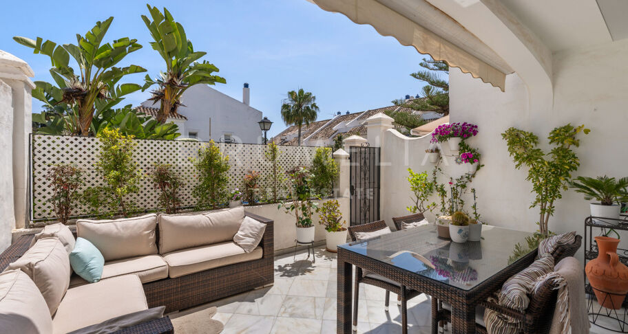 Stadthaus mit Terrasse und Garage in Golden Mile