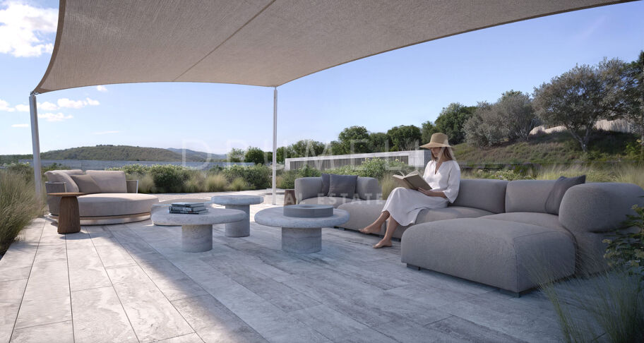 Neubau Villa mit Panoramablick auf das Meer und Gibraltar Ansichten in La Reserva, Sotogrande