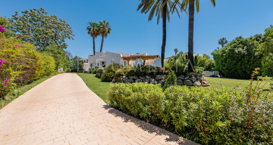 Villa Jori - Andalusian-Style Residence near the Beach in Guadalmina Baja
