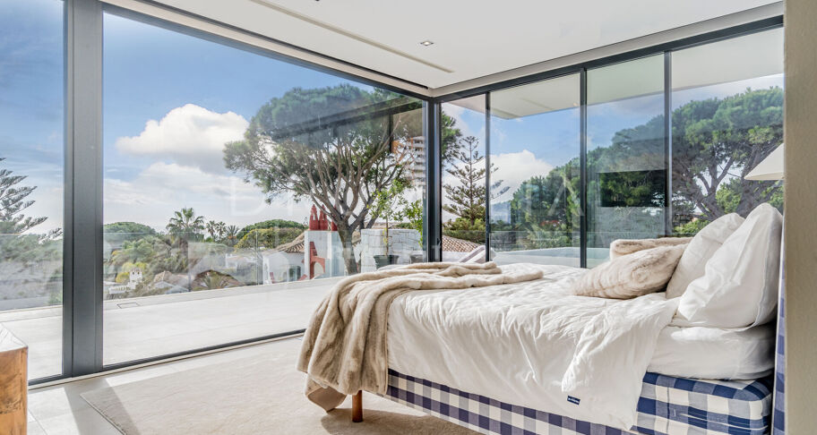 Villa aan het strand met zwembad en uitzicht op zee in Marbesa