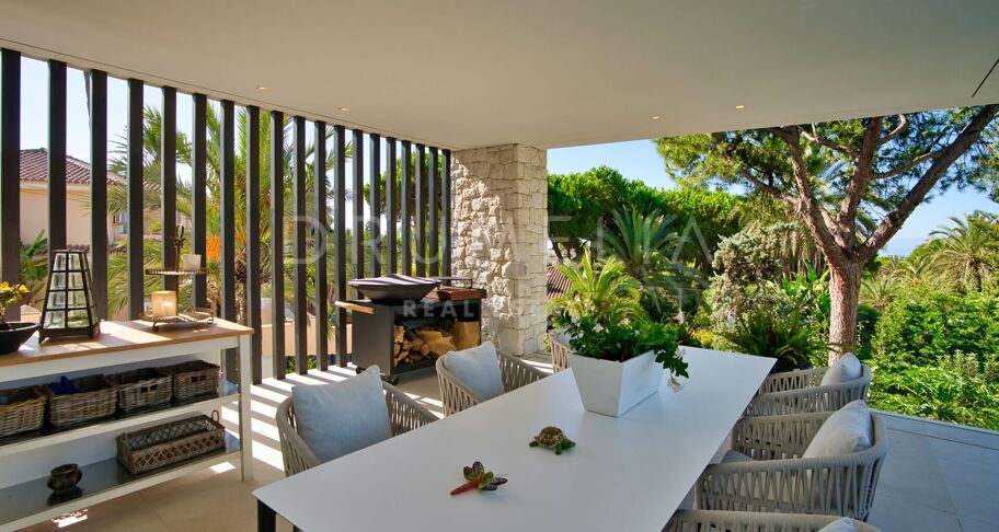 Villa aan het strand met zwembad en uitzicht op zee in Marbesa