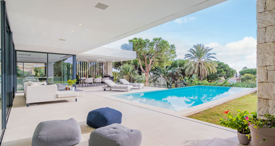 Villa aan het strand met zwembad en uitzicht op zee in Marbesa