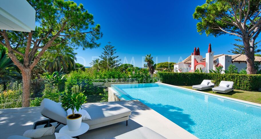 Villa aan het strand met zwembad en uitzicht op zee in Marbesa