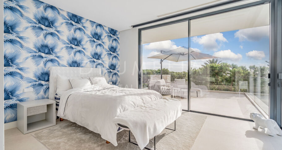 Villa aan het strand met zwembad en uitzicht op zee in Marbesa