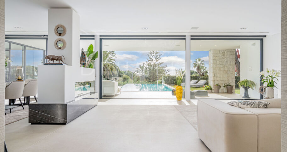 Villa aan het strand met zwembad en uitzicht op zee in Marbesa
