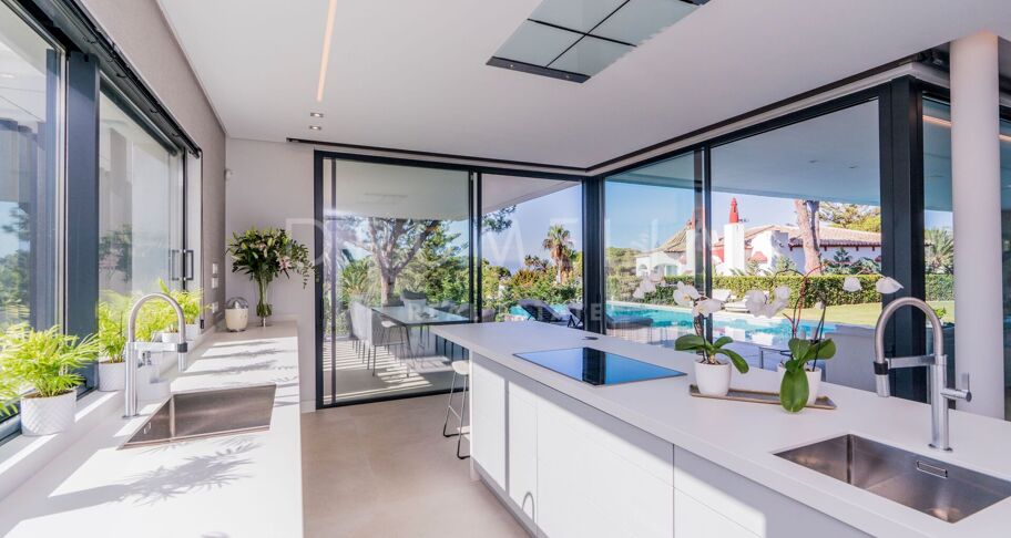 Villa aan het strand met zwembad en uitzicht op zee in Marbesa