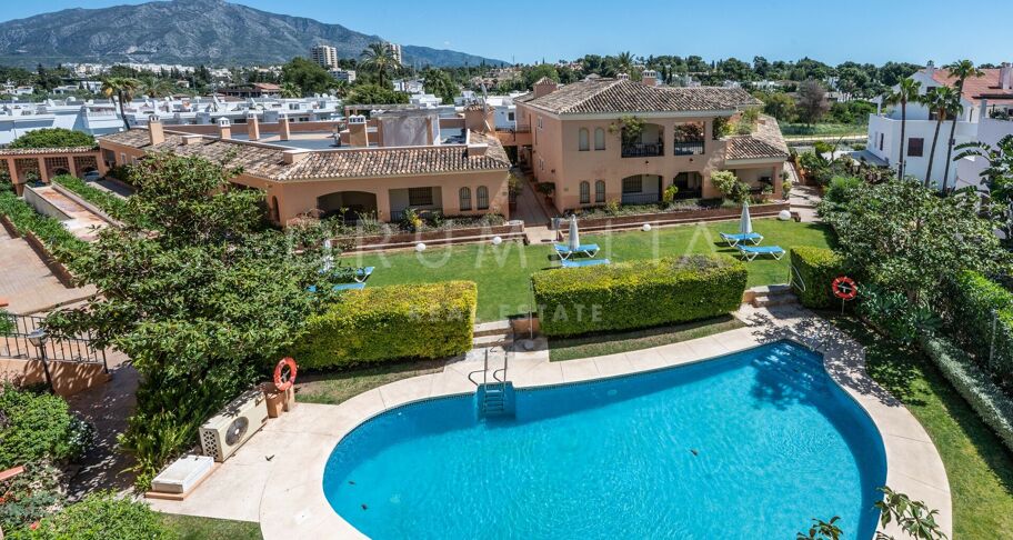 Odnowione mieszkanie w Nueva Andalucía, spacerem do Puerto Banús