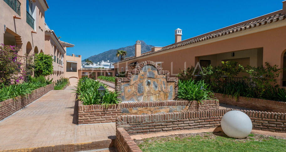 Odnowione mieszkanie w Nueva Andalucía, spacerem do Puerto Banús