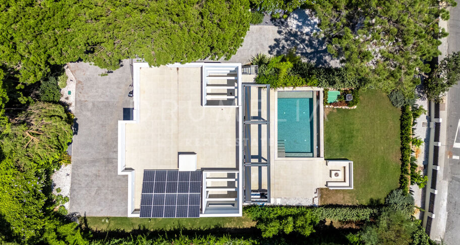Moderne Villa mit vier Schlafzimmern mit privatem Pool und Terrassen in Hacienda Las Chapas, Marbella Ost