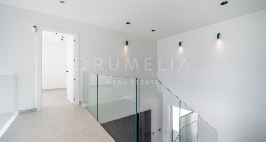 Moderne Villa mit vier Schlafzimmern mit privatem Pool und Terrassen in Hacienda Las Chapas, Marbella Ost