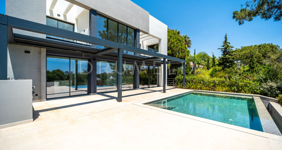 Moderne Villa mit vier Schlafzimmern mit privatem Pool und Terrassen in Hacienda Las Chapas, Marbella Ost