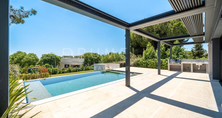 Moderne Villa mit vier Schlafzimmern mit privatem Pool und Terrassen in Hacienda Las Chapas, Marbella Ost