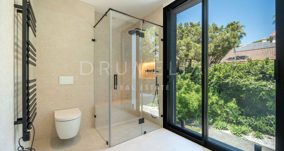 Moderne Villa mit vier Schlafzimmern mit privatem Pool und Terrassen in Hacienda Las Chapas, Marbella Ost