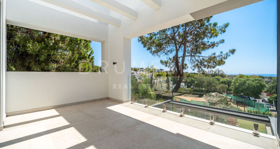 Moderne Villa mit vier Schlafzimmern mit privatem Pool und Terrassen in Hacienda Las Chapas, Marbella Ost