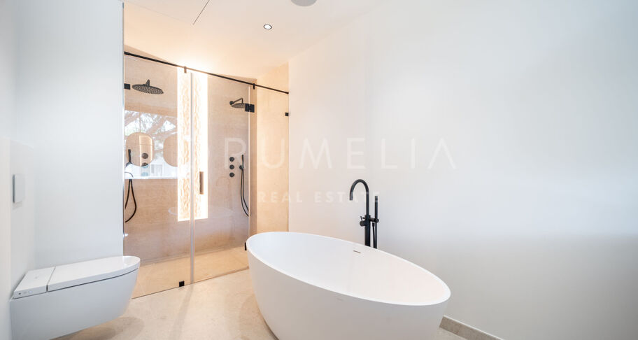 Moderne Villa mit vier Schlafzimmern mit privatem Pool und Terrassen in Hacienda Las Chapas, Marbella Ost