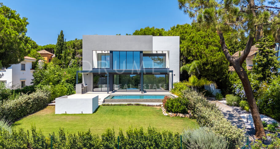 Moderne Villa mit vier Schlafzimmern mit privatem Pool und Terrassen in Hacienda Las Chapas, Marbella Ost