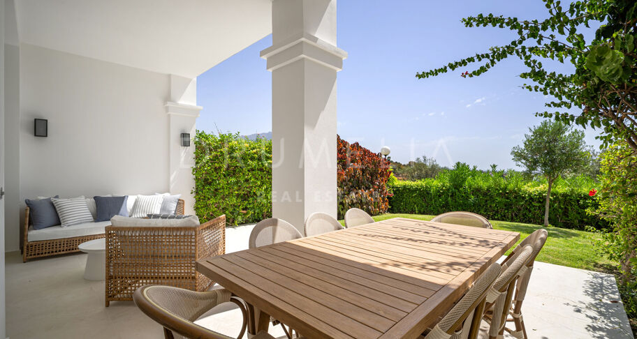 Renoviertes Vier-Zimmer-Stadthaus mit privatem Garten, Terrassen und Golfblick, direkt vor dem La Quinta Golf in Benahavís