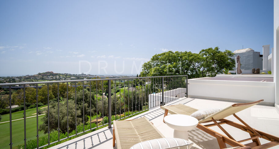Renoviertes Vier-Zimmer-Stadthaus mit privatem Garten, Terrassen und Golfblick, direkt vor dem La Quinta Golf in Benahavís