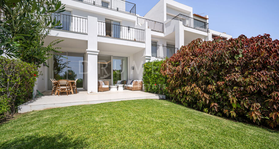 Renoviertes Vier-Zimmer-Stadthaus mit privatem Garten, Terrassen und Golfblick, direkt vor dem La Quinta Golf in Benahavís