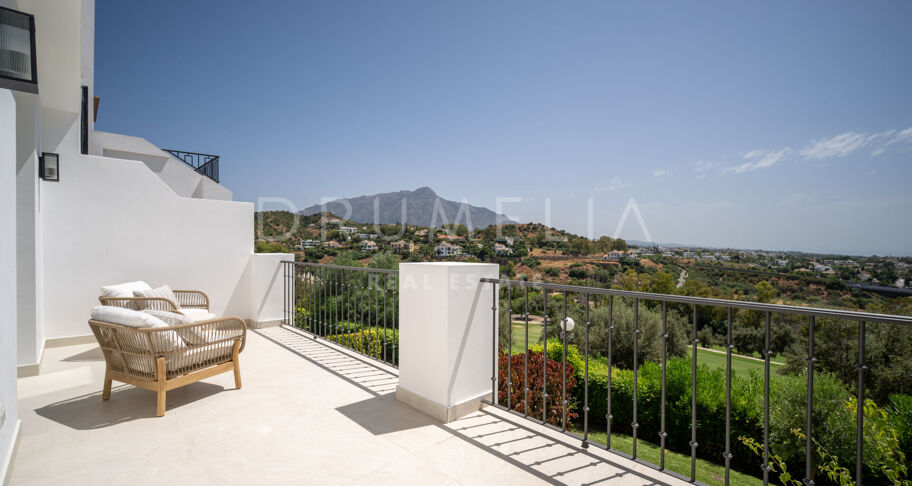 Renoviertes Vier-Zimmer-Stadthaus mit privatem Garten, Terrassen und Golfblick, direkt vor dem La Quinta Golf in Benahavís