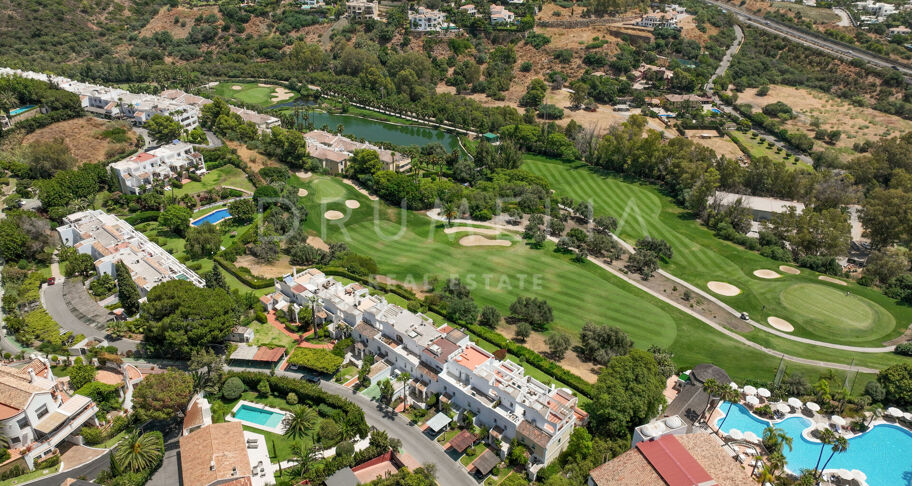 Renoviertes Vier-Zimmer-Stadthaus mit privatem Garten, Terrassen und Golfblick, direkt vor dem La Quinta Golf in Benahavís