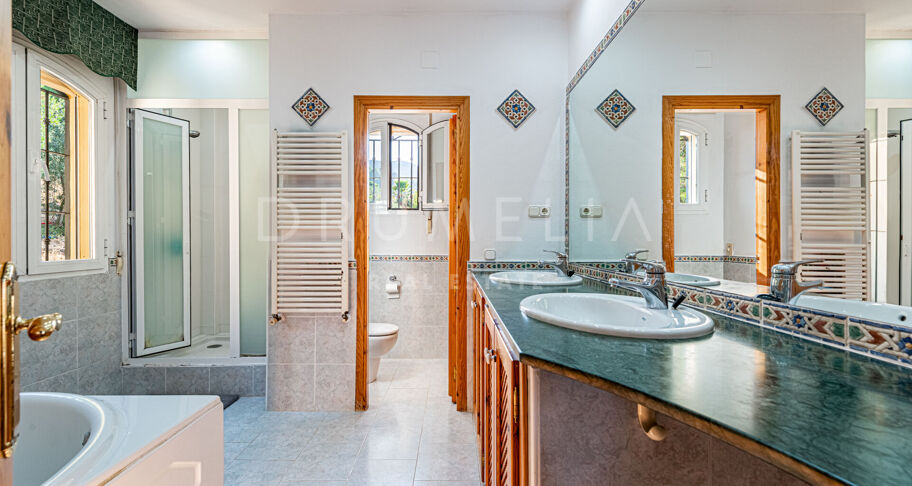 Andalusiska Villa med Panoramic Valley Views, Tennis Court & Guest House i Alhaurín de la Torre, Málaga
