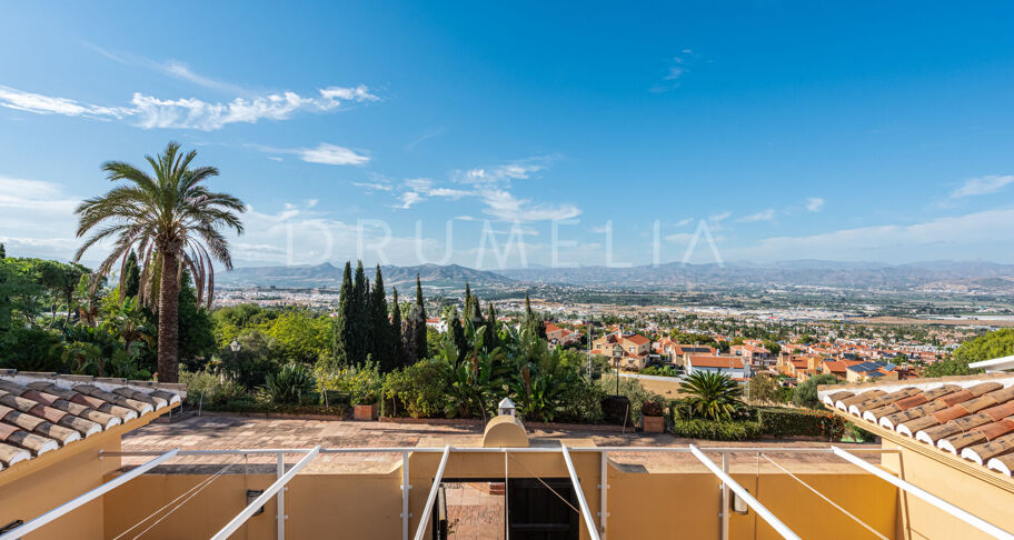 Andalusiska Villa med Panoramic Valley Views, Tennis Court & Guest House i Alhaurín de la Torre, Málaga