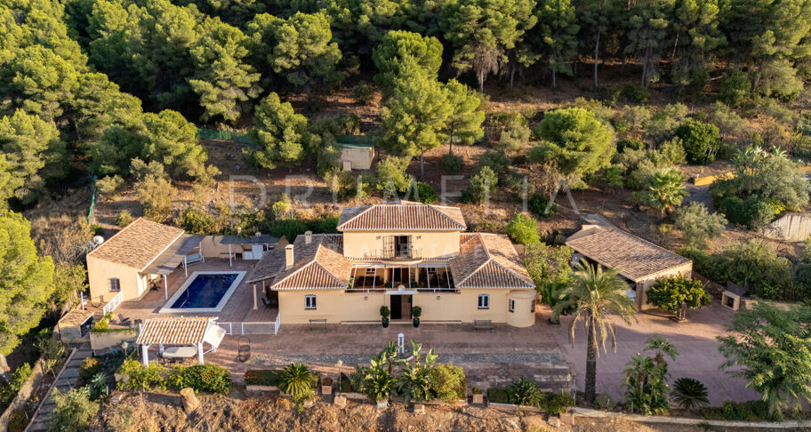 Andalusiska Villa med Panoramic Valley Views, Tennis Court & Guest House i Alhaurín de la Torre, Málaga