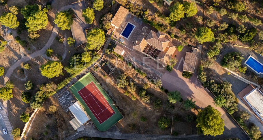 Andalusiska Villa med Panoramic Valley Views, Tennis Court & Guest House i Alhaurín de la Torre, Málaga
