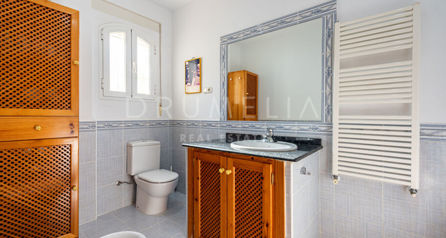 Andalusiska Villa med Panoramic Valley Views, Tennis Court & Guest House i Alhaurín de la Torre, Málaga