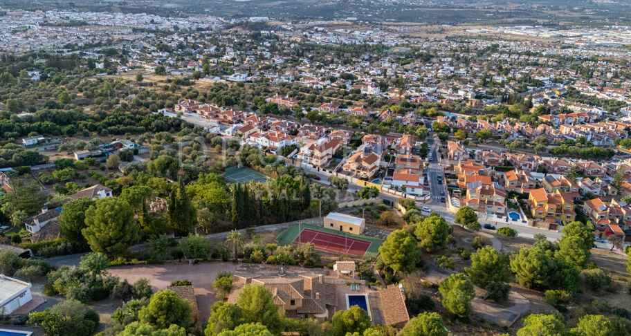 Andalusiska Villa med Panoramic Valley Views, Tennis Court & Guest House i Alhaurín de la Torre, Málaga