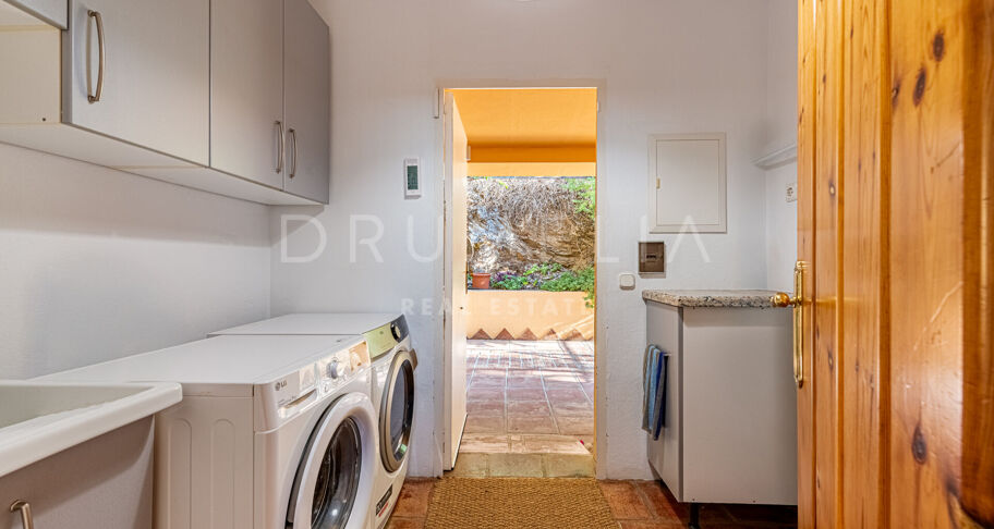 Andalusiska Villa med Panoramic Valley Views, Tennis Court & Guest House i Alhaurín de la Torre, Málaga